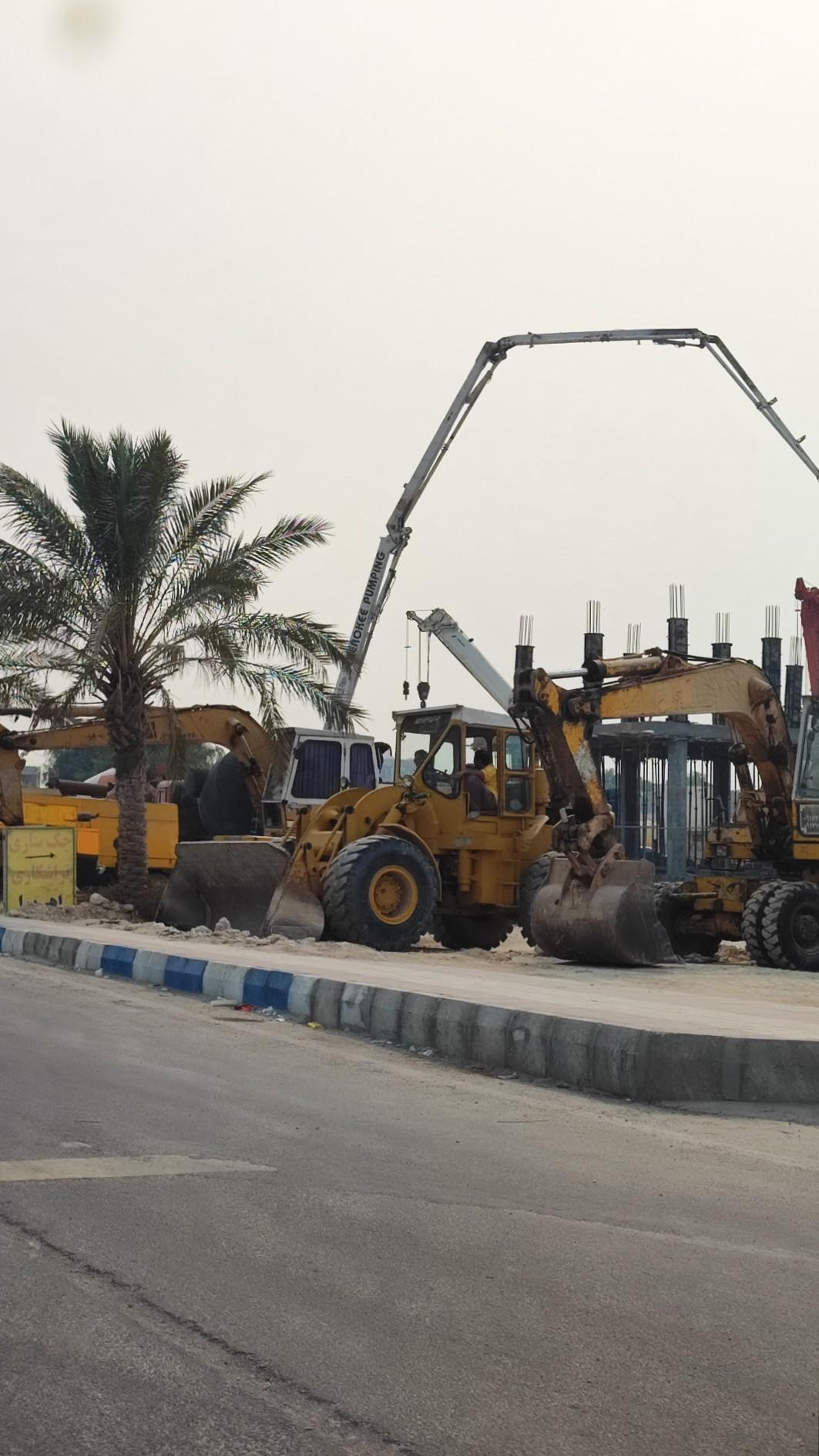 عکس ایستگاه جرثقیل و ماشین های صنعتی سنگین بندر نخل تقی