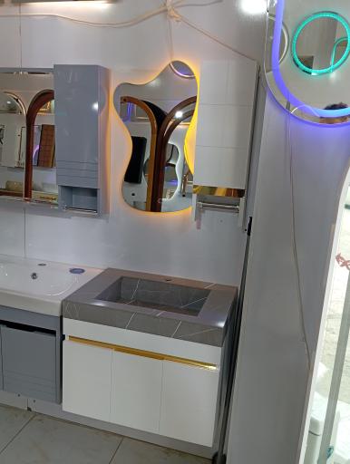 عکس گروه تولیدی آینه و روشویی pig