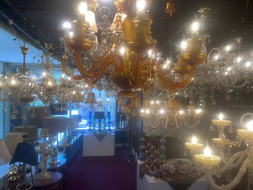 فروشگاه بلور و لوستر قدیمی