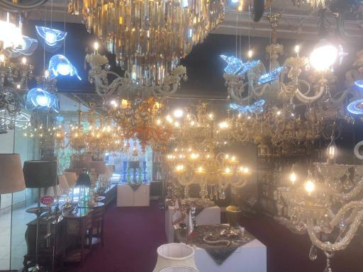 فروشگاه بلور و لوستر قدیمی