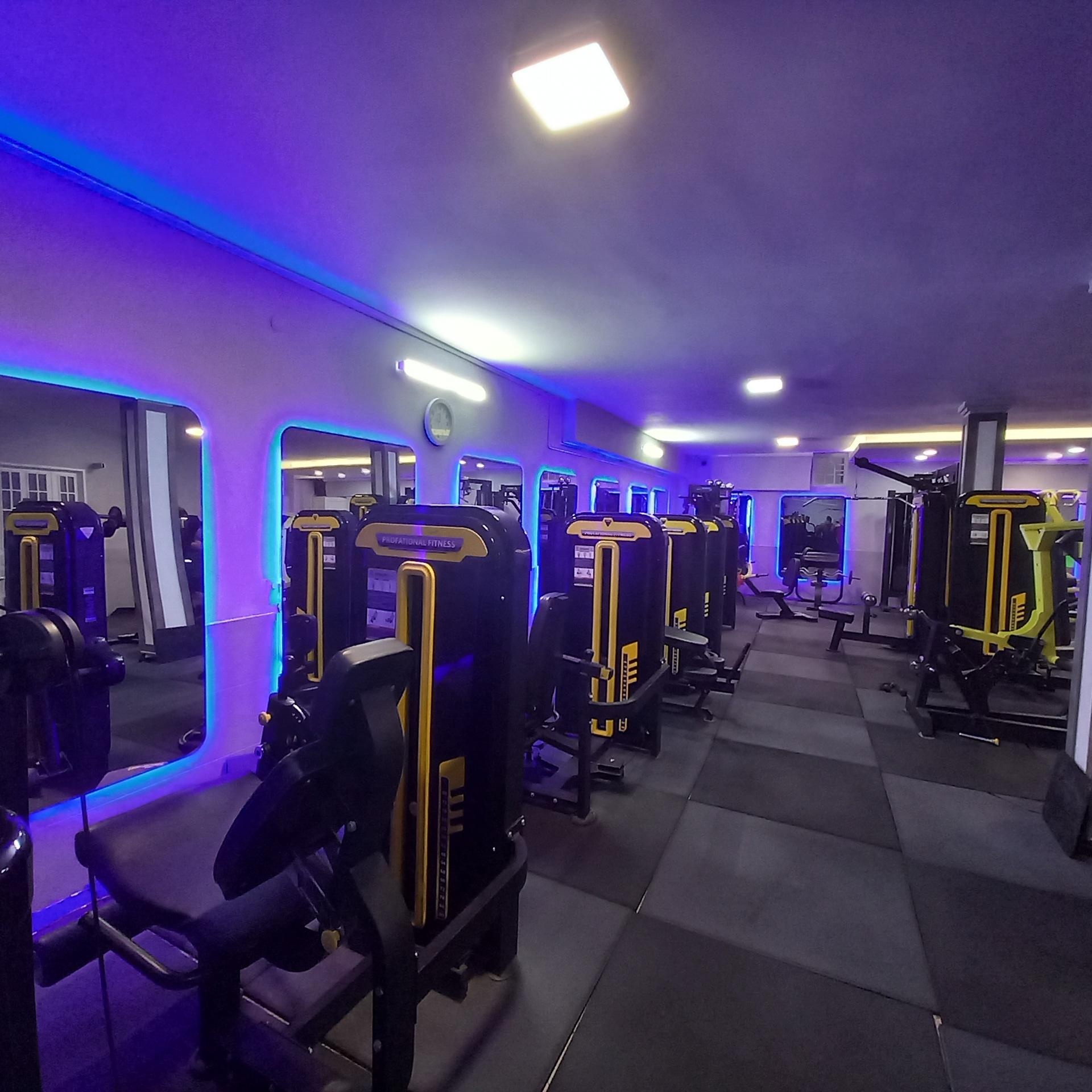 عکس باشگاه پرورش اندام فیت لاین 