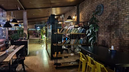 عکس کافی شاپ باغبان