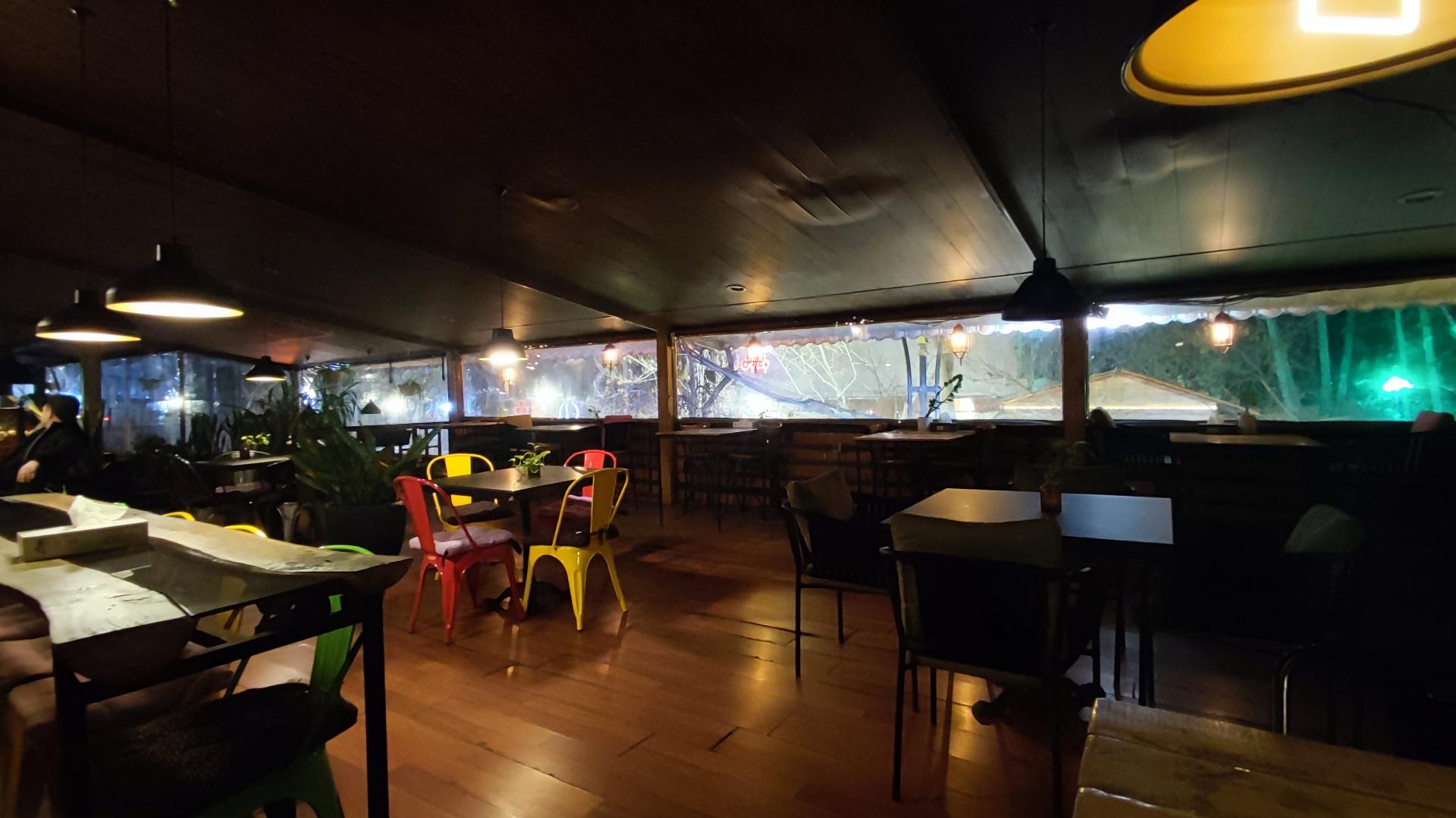 عکس کافی شاپ باغبان