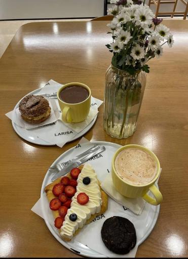 عکس کافه قنادی لاریسا