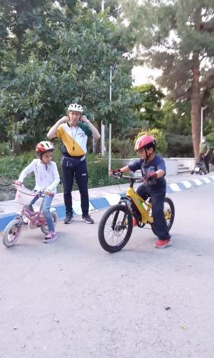 عکس کلوپ دوچرخه سواری و بازی نونهالان لبخند
