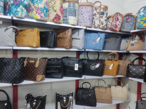 عکس فروشگاه پوشاک و لوازم جانبی موبایل بتا