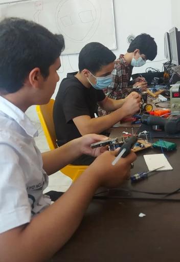 عکس آموزشگاه رباتیک و تعمیرات موبایل ایران