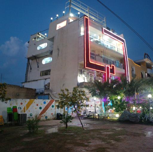 عکس کافه موزه فست فود آکواریوم