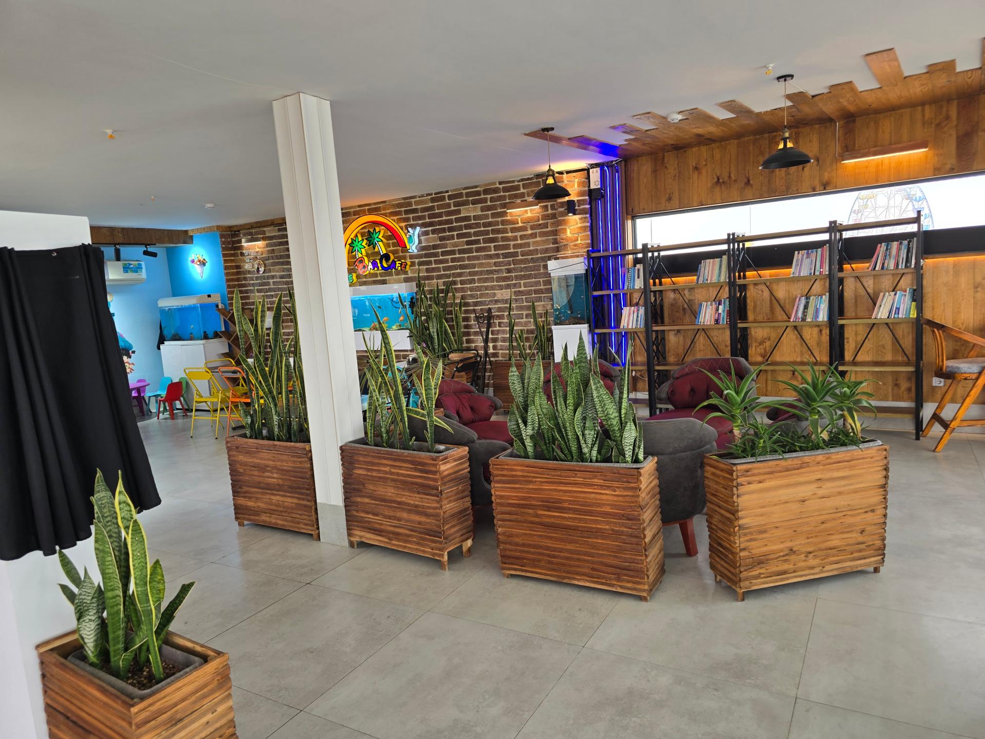 عکس کافه موزه فست فود آکواریوم