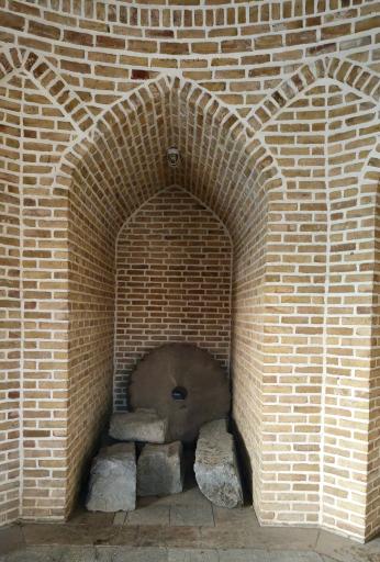 عکس مقبره شیخ محمود شبستری