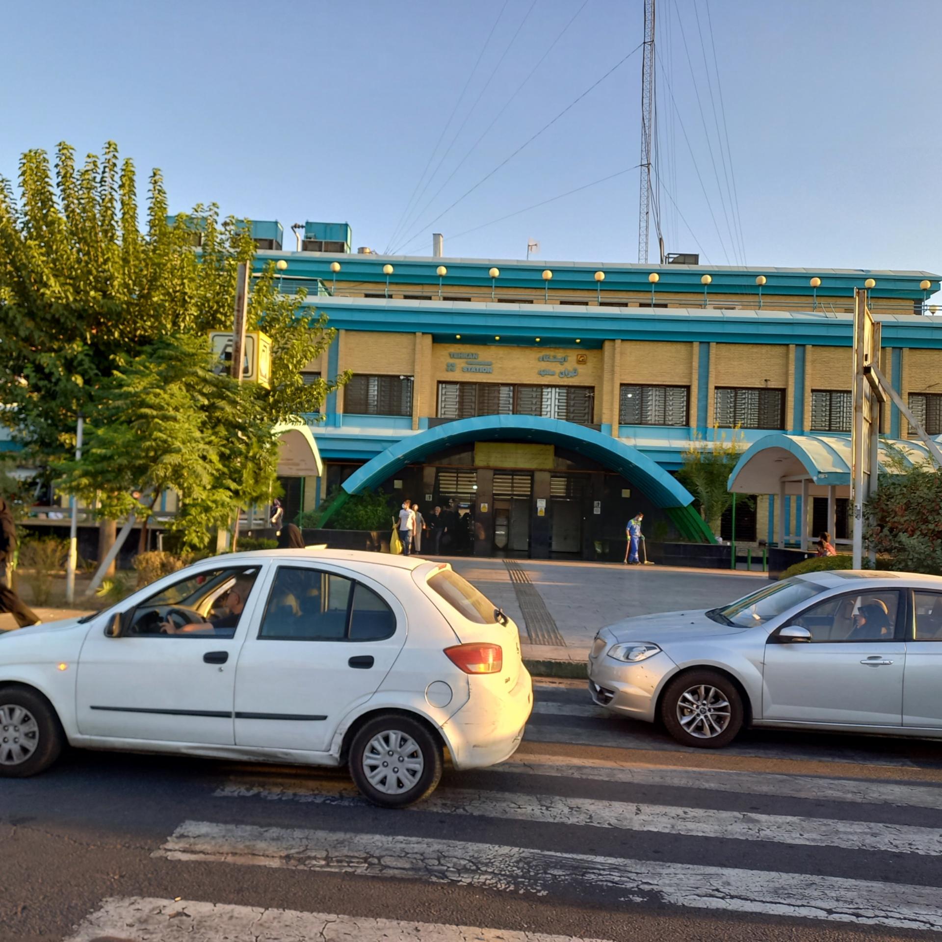 عکس ورودی مترو ایستگاه صادقیه