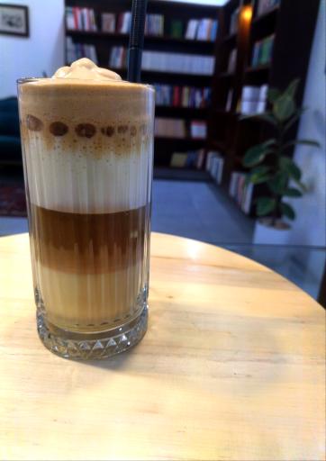 عکس کافه کتاب بی خوابی