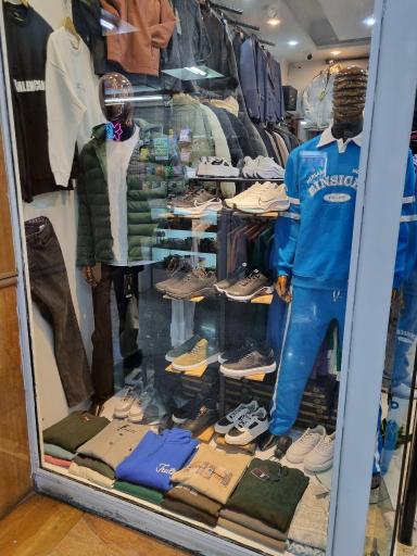 عکس فروشگاه پوشاک شیک‌تن 