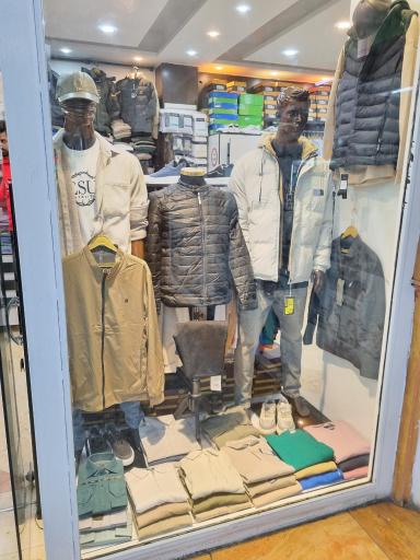 عکس فروشگاه پوشاک شیک‌تن 