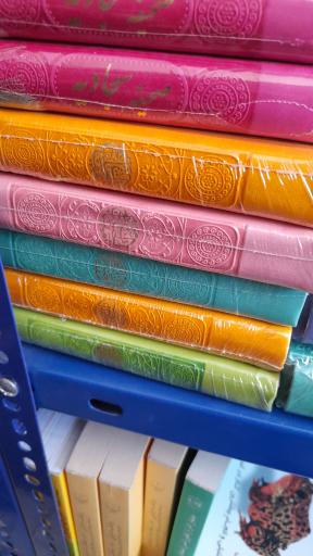 عکس پخش کتاب اصفهان