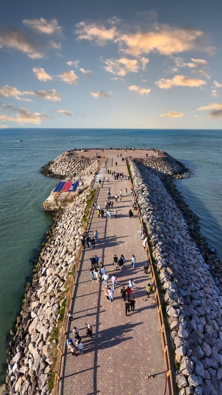 عکس موج‌شکن منطقه آزاد انزلی