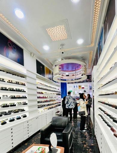 عکس بینایی سنجی و عینک سازی رز