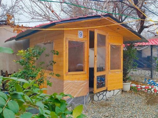 عکس باغچه و رستوران فدک