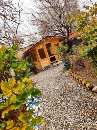 عکس باغچه و رستوران فدک