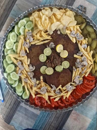 عکس باغچه و رستوران فدک