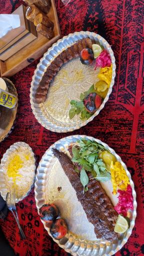 عکس رستوران و سفره خانه سنتی مهروماه