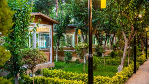 عکس باغ رستوران دربار ایرونی