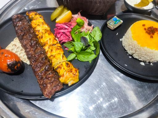 عکس باغ رستوران دربار ایرونی