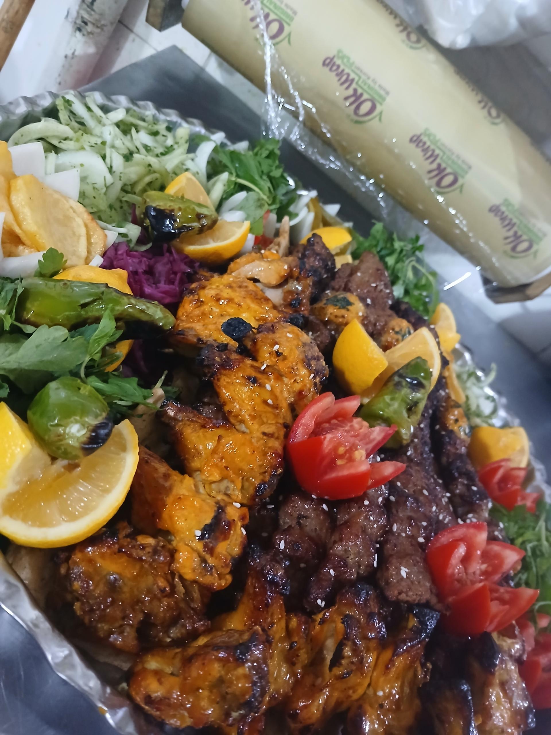 عکس تهیه غذای جوان