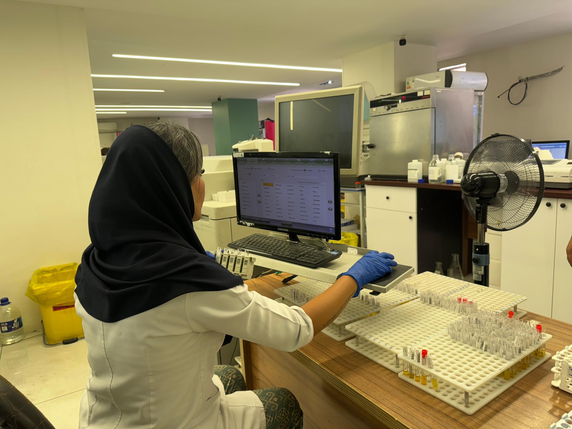 عکس آزمایشگاه شبانه روزی پاتوبیولوژی و ژنتیک آرامش