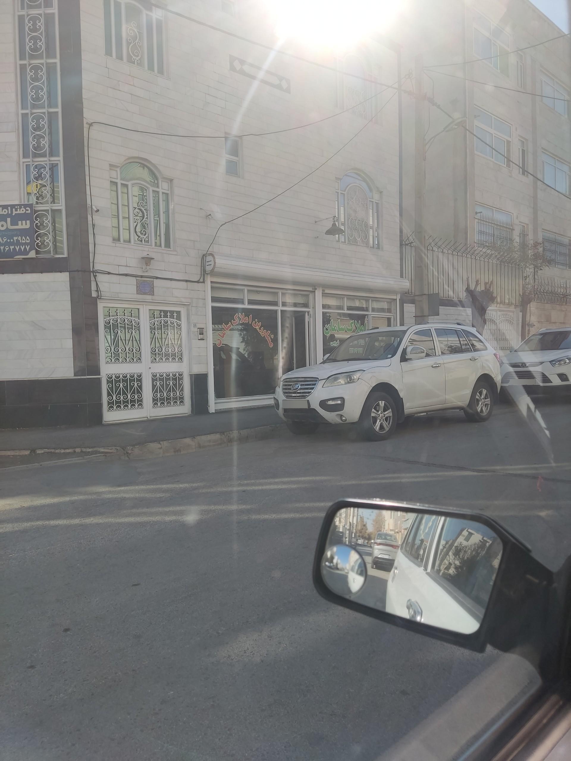 عکس مشاورین املاک سامان 