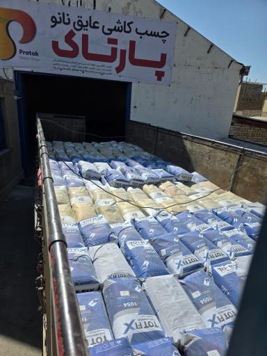 عکس پخش چسب کاشی و عایق نانو مواد آب بندی نانو 
