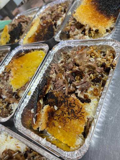 تهیه غذای ته دیگ