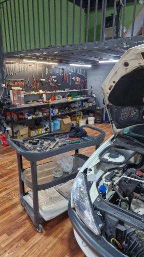 عکس تعمیرگاه هیوندای و کیا دایناکو