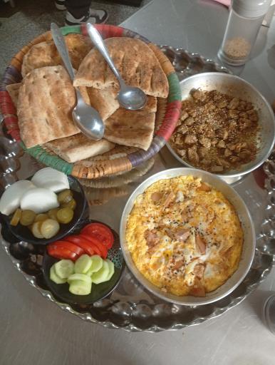 عکس کافه صبحانه و دیزی سرای دل مزه