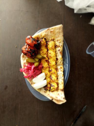 عکس غذای بیرون بر عادل