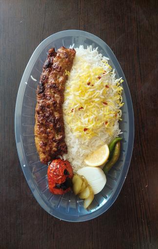 عکس غذای بیرون بر عادل