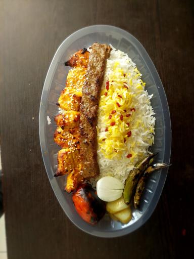 عکس غذای بیرون بر عادل