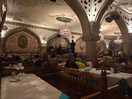 عکس سفره خانه سنتی عالی قاپو