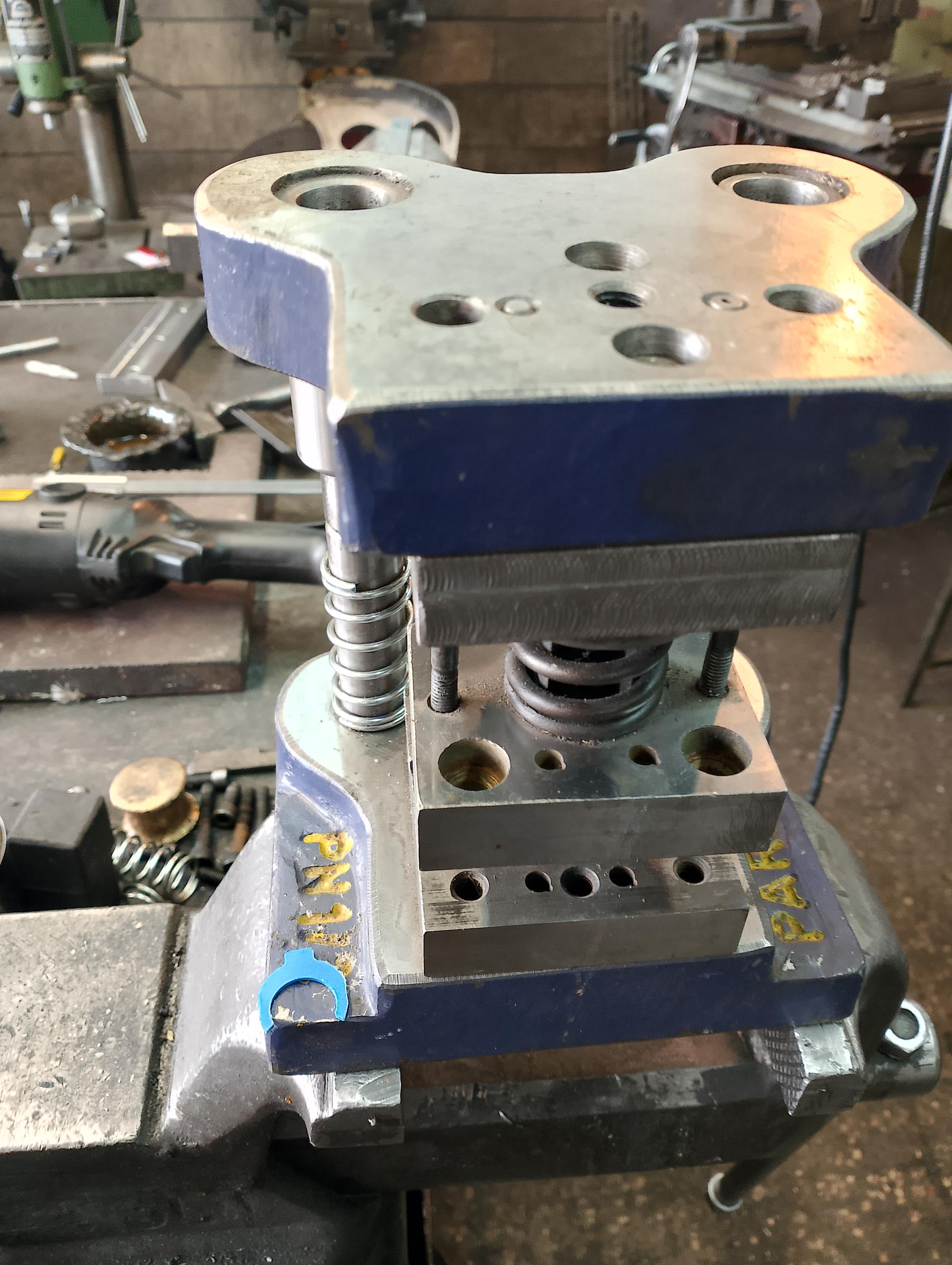 عکس قالب سازی صنعت کار