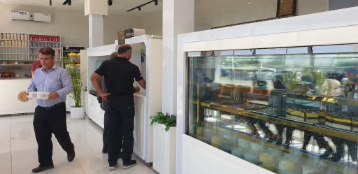 عکس بستنی فروشی کنارتخته