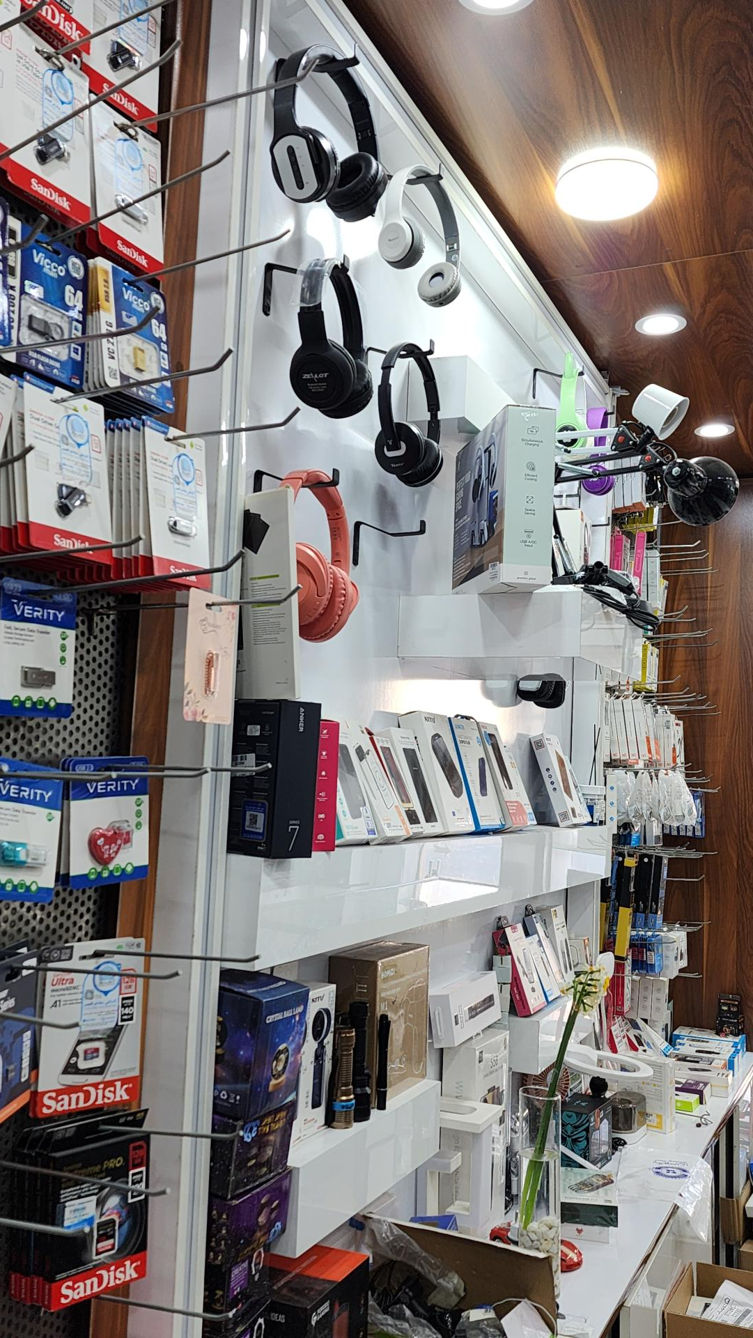 عکس فروشگاه و خدمات کامپیوتری بینوبایو