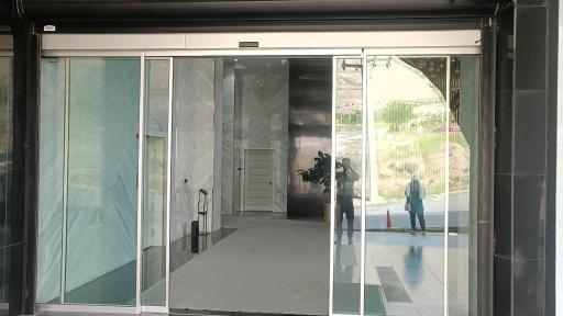 عکس ایمن درب اتوماتیک شیشه ای و کرکره برقی