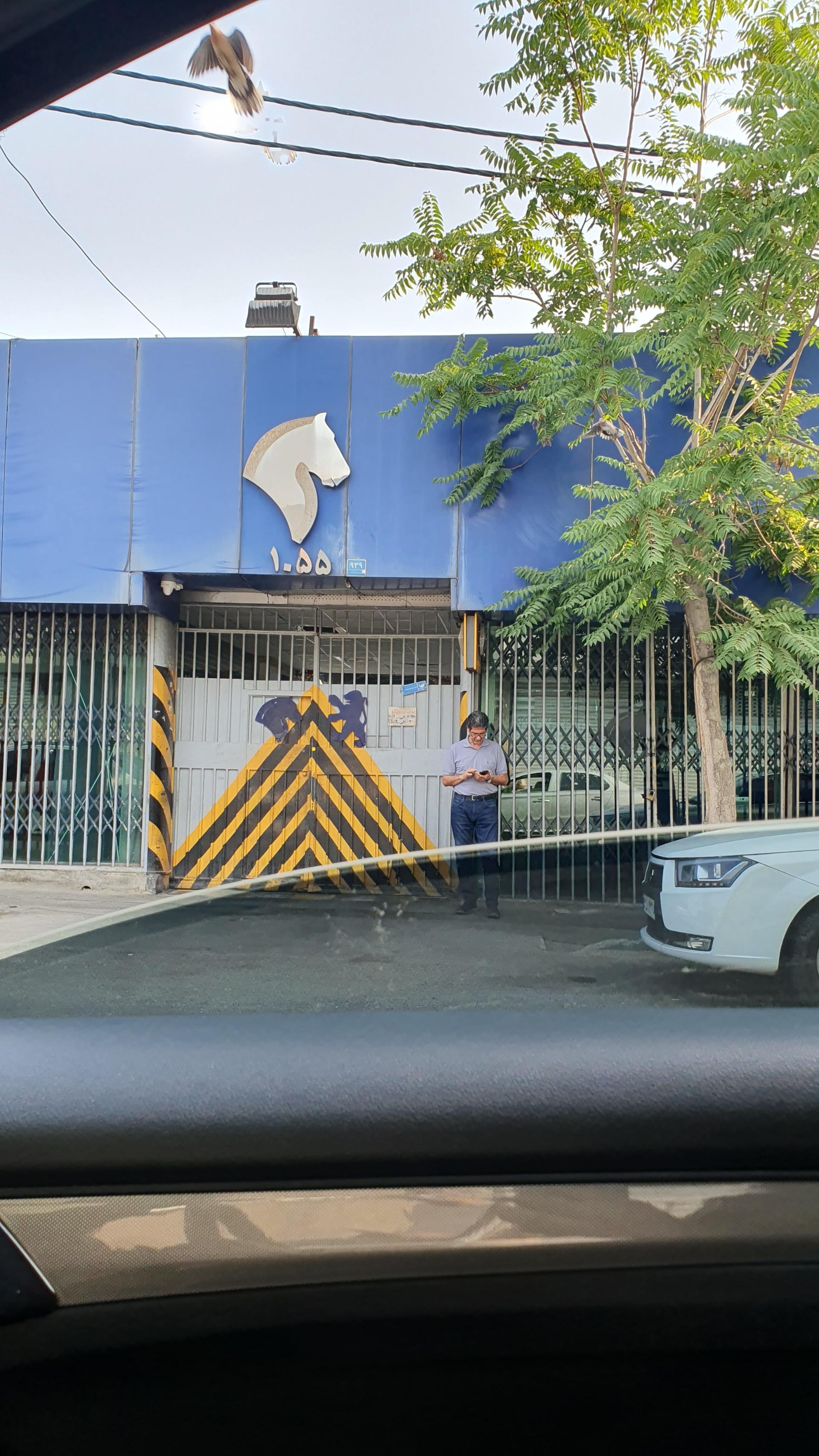 عکس نمایندگی ایران‌خودرو ۱۰۵۵