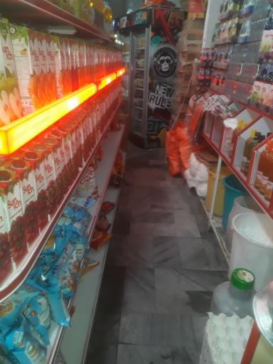 عکس فروشگاه بزرگ دهکده 