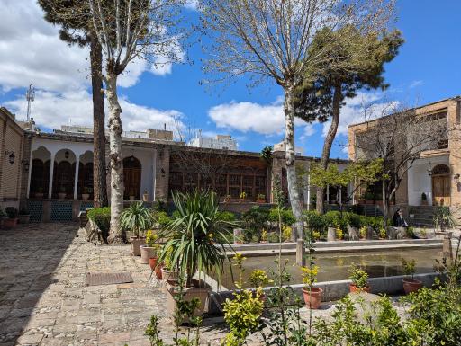 عکس خانه‌ امینی‌ ها