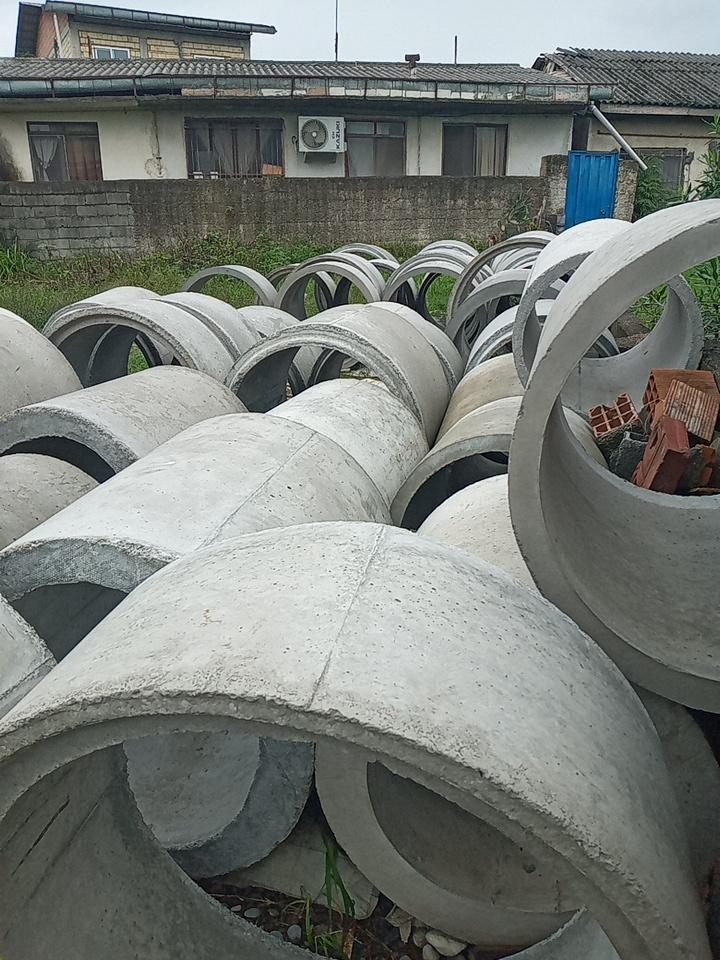 عکس کارگاه تولیدی لوله های بتونی