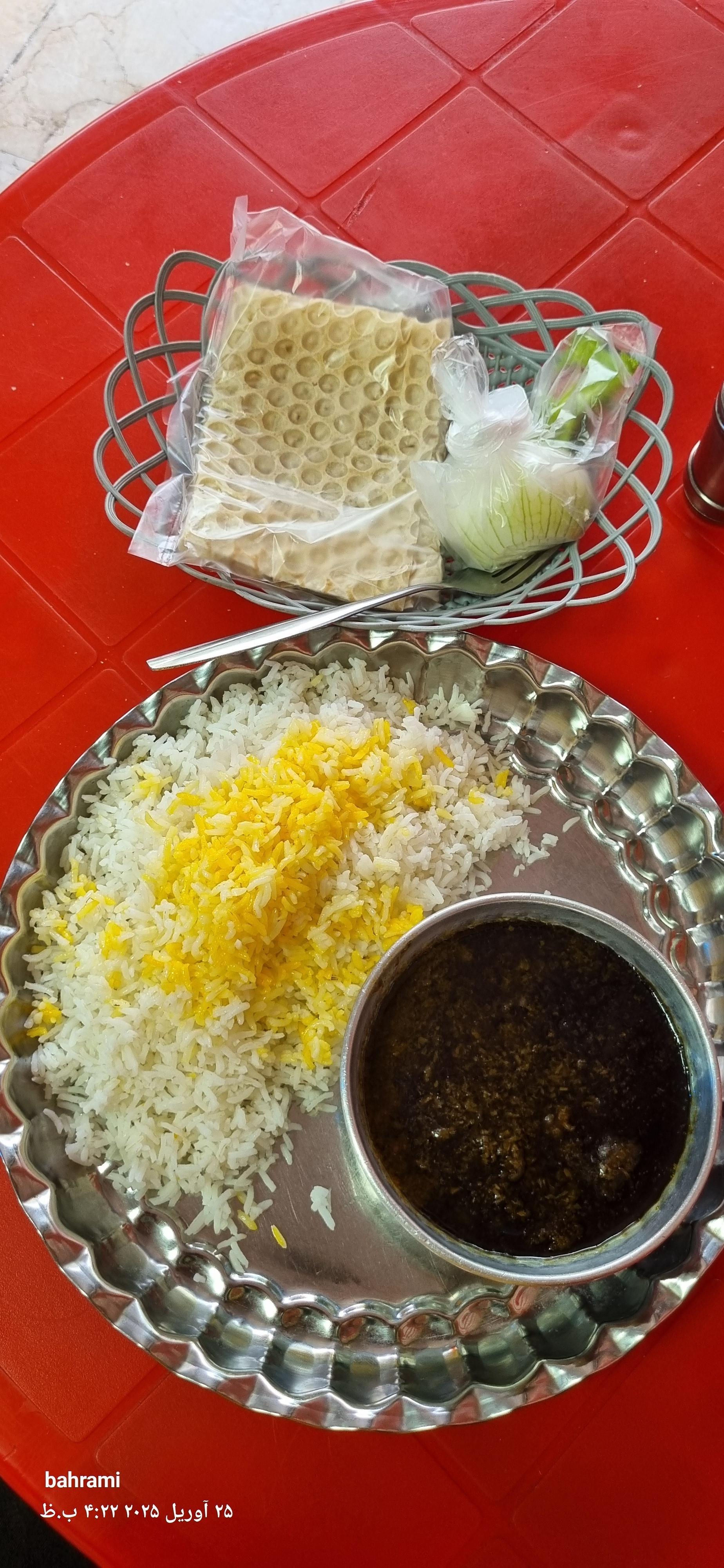 عکس تهیه غذای نیکان