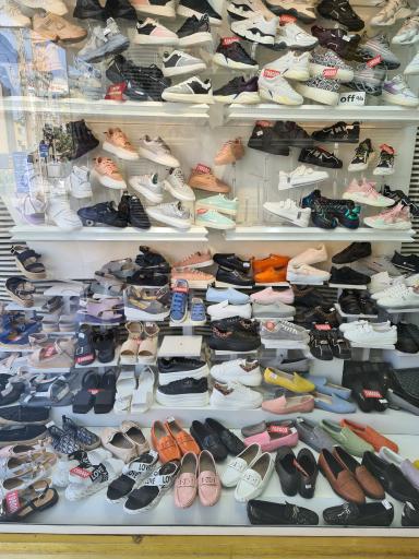 عکس فروشگاه کفش سمپل