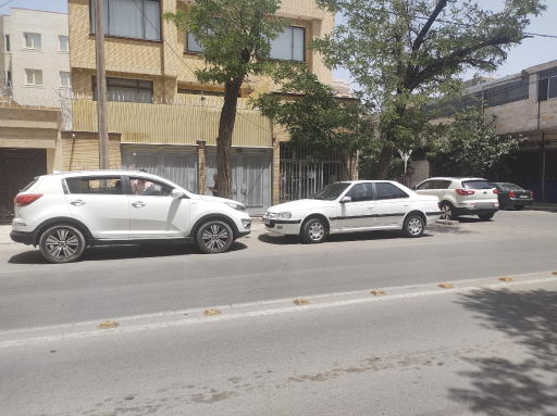 عکس تعمیرات برق و سیم‌کشی ماشین 