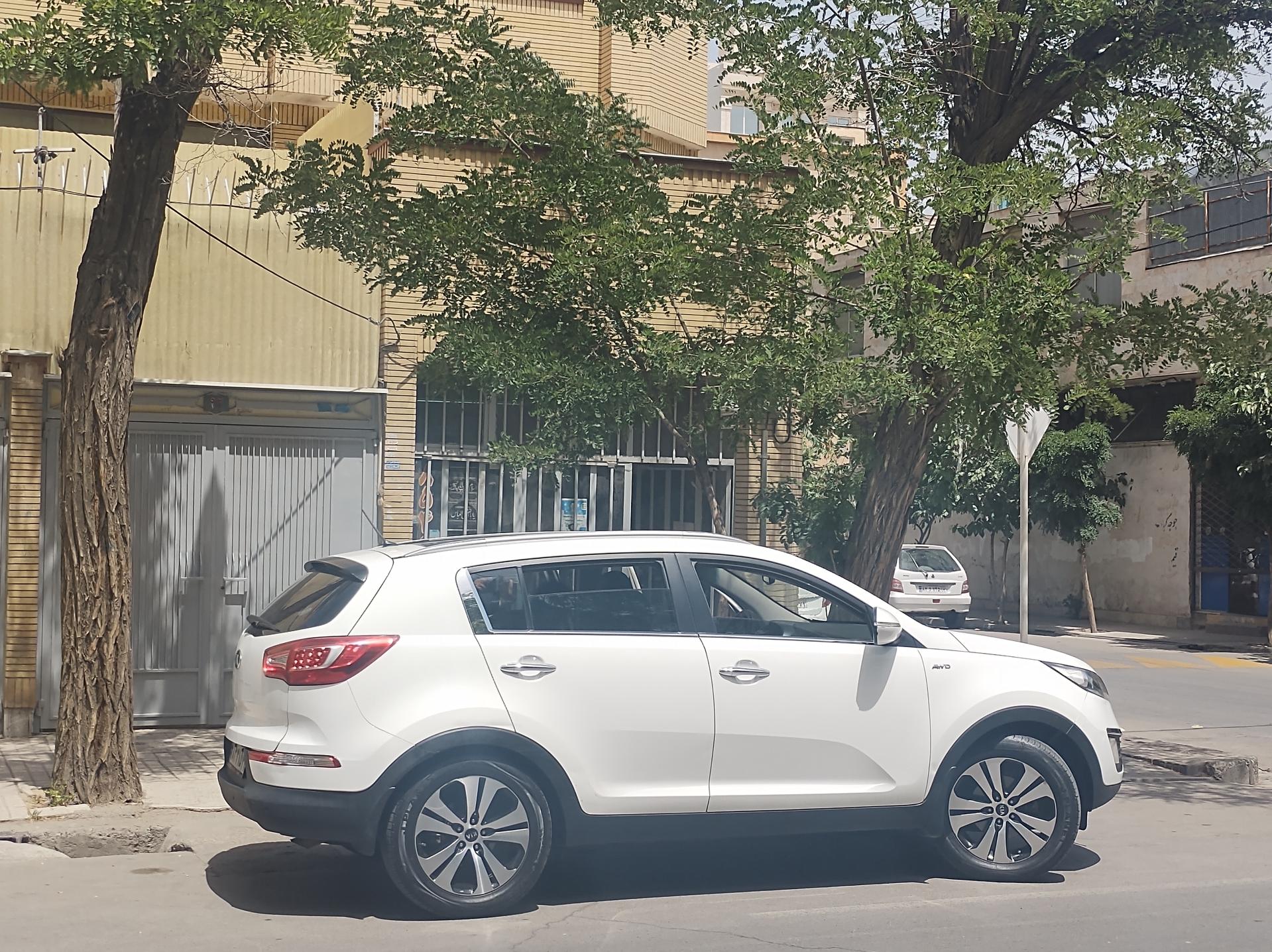 عکس تعمیرات برق و سیم‌کشی ماشین 